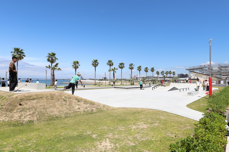 海をバックに楽しめるスケートパークと3×3コート。バスケットボールもレンタルできる