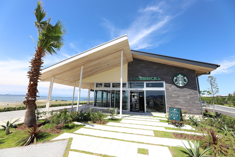 スターバックス泉南りんくう公園店。大阪府下の公園店では唯の一オーシャンビューの店舗