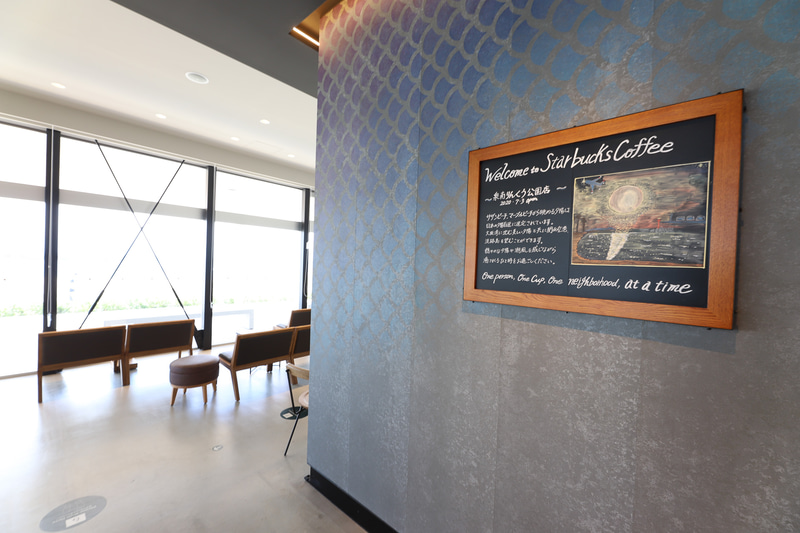 コンセプトは「Siren’s Theater」。美しい歌声で船乗りの心を奪う人魚（サイレン）がお客をもてなすイメージ。店内の壁は人魚のうろこをモチーフにしたそう