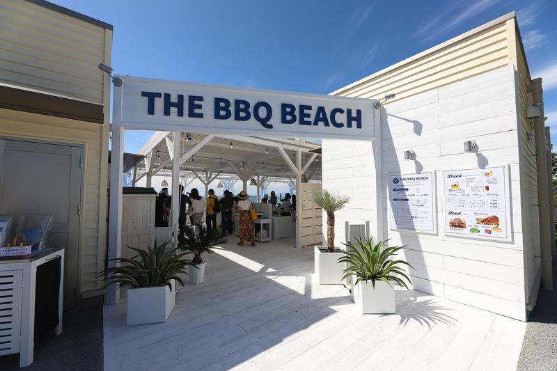 海外のビーチリゾートのような「THE BBQ BEACH in Marble Beach」のエントランス