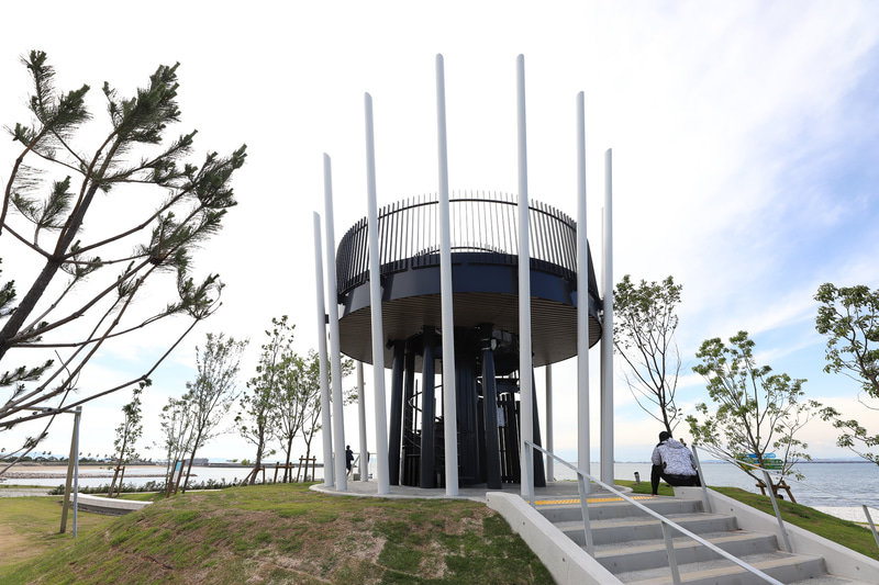 公園のなかにあるオブジェのようなもの。実は海が見渡せる展望台だ