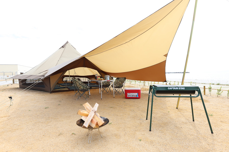 カジュアルグランピングサイトは、オリジナルの大型テント、タープ、テーブルとチェア、シュラフなどがセットになっている。キャンプデビューにもピッタリ