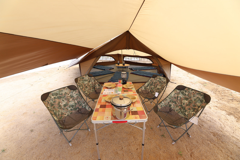 カジュアルグランピングサイトは、オリジナルの大型テント、タープ、テーブルとチェア、シュラフなどがセットになっている。キャンプデビューにもピッタリ