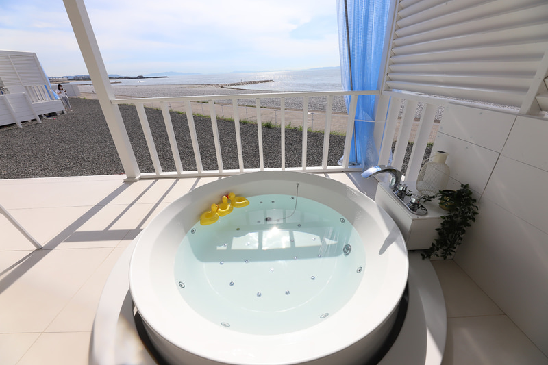 パティオにはBBQグリルとジャグジー。室内にも必要十分な家電が揃っている