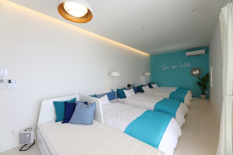 ライトブルー、マリンブルー、イエロー、ピンク、それぞれのベッドルーム。写真の彼女たちは野球×アイドルというコンセプトのアイドルグループ“PlayBalls”2nd Projectのメンバー候補で、女子会風のイメージに