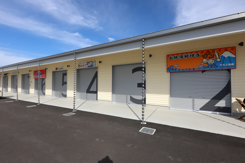 マルシェエリア。常設の建物のほか、マルシェ開催日には野菜や雑貨などのテントも並ぶそう