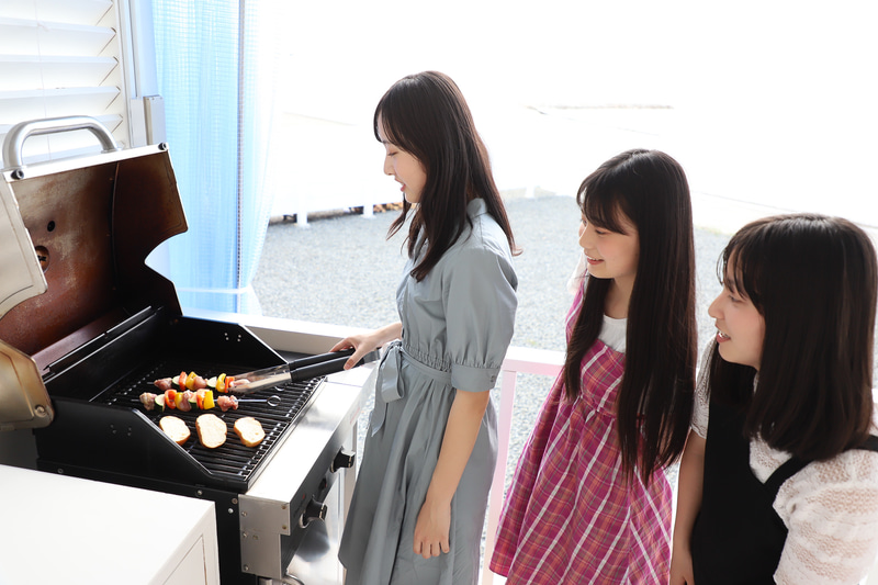 “PlayBalls”2nd Projectのメンバー候補、三浦あいるさん、白星もえさん、桜坂さやささんに再び女子会風に登場してもらった。友人同士でのんびり過ごすにもいいロケーションだ