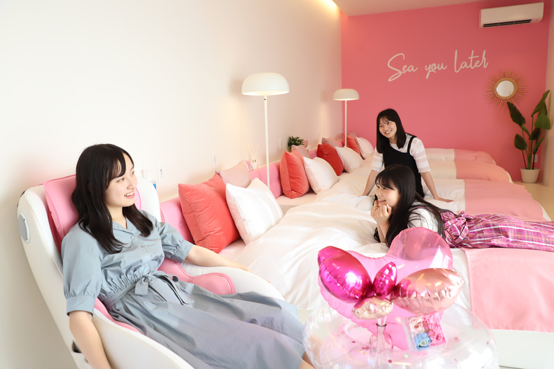 ライトブルー、マリンブルー、イエロー、ピンク、それぞれのベッドルーム。写真の彼女たちは野球×アイドルというコンセプトのアイドルグループ“PlayBalls”2nd Projectのメンバー候補で、女子会風のイメージに