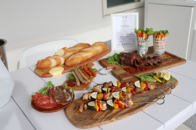 フードメニューのサンプル展示。素泊まり、朝食付き、ナイトBBQ・朝食付きなど豊富なプランを用意