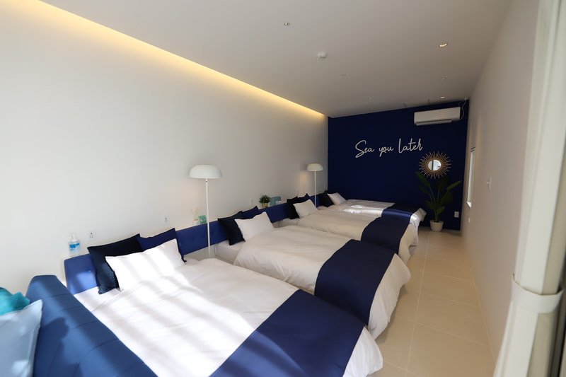 ライトブルー、マリンブルー、イエロー、ピンク、それぞれのベッドルーム。写真の彼女たちは野球×アイドルというコンセプトのアイドルグループ“PlayBalls”2nd Projectのメンバー候補で、女子会風のイメージに