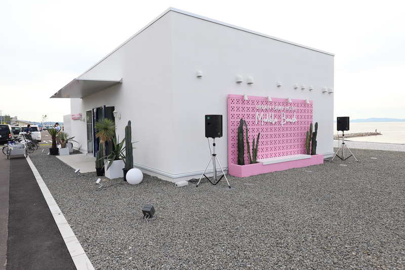 「URBANCAMP HOTEL Marble Beach」の受付。円形のソファは、夜はキャンドルライトで幻想的な雰囲気になりそう