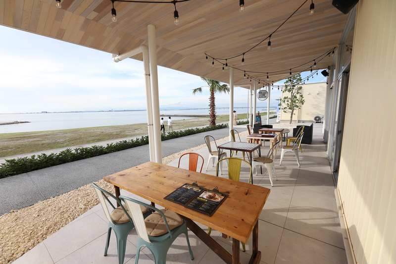 「ALL GOOD BURGER」の外観とテラス席