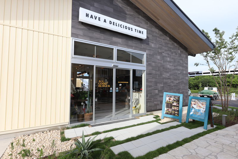 「ALL GOOD BURGER」の外観とテラス席