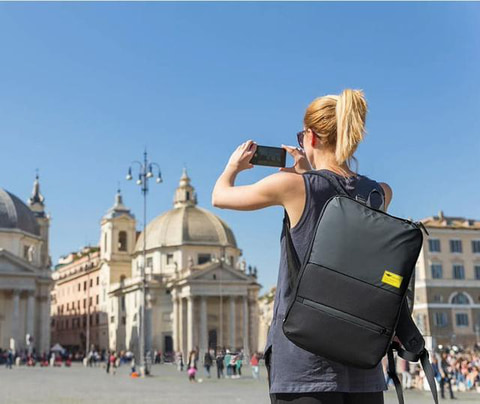 ホテルのクローゼットに吊せばそのまま衣装棚になる「折りたたみ式