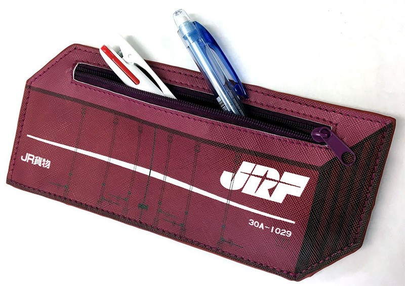 ペンケース「JR貨物えんじ色」。サイズは約220×90mm（幅×高さ）