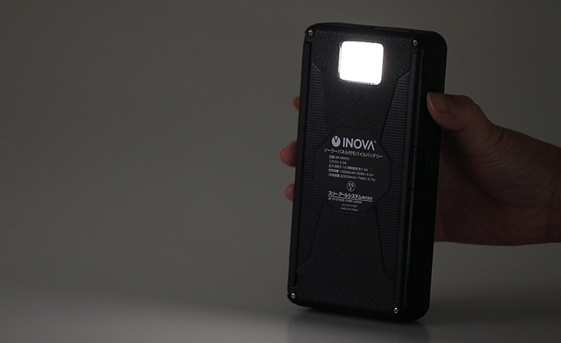 SOS信号も出せるLEDライトを備える