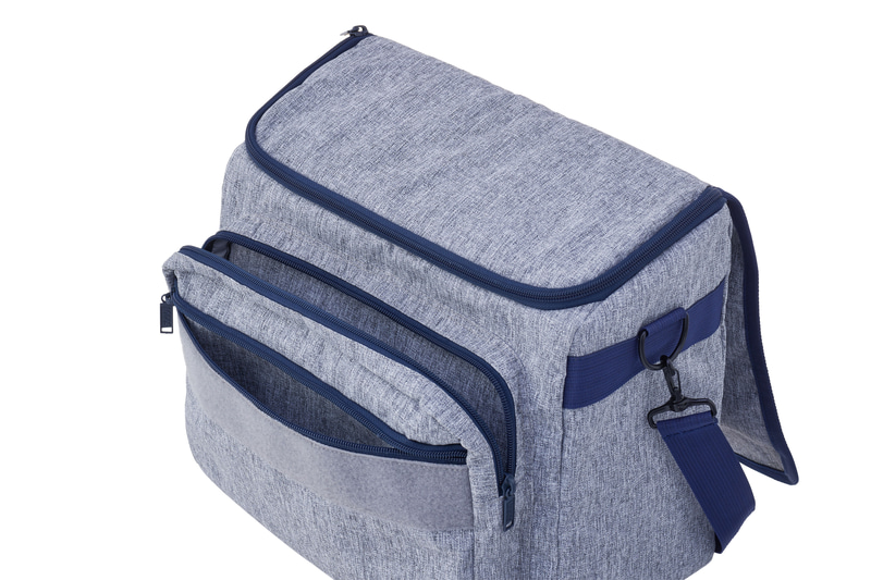 側面には小物やレジャーシートを収納できるポケットを有する