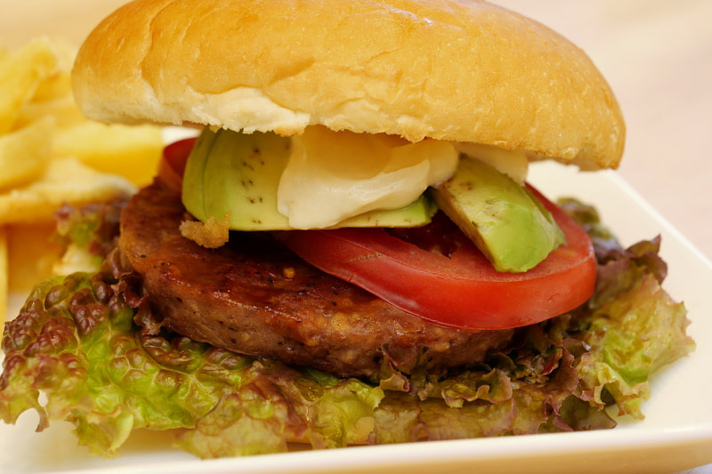 米粉入りバンズと大豆ミートを使ったパテを採用。野菜と伝統発酵調味料を使うことでプラントベースながら濃厚で満足度の高い味わいを実現