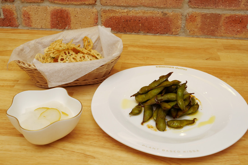 こちらは「蓮根チップス」（左）と「たまり醤油のガーリック枝豆」。これらメニューももちろんプラントベースとなっている