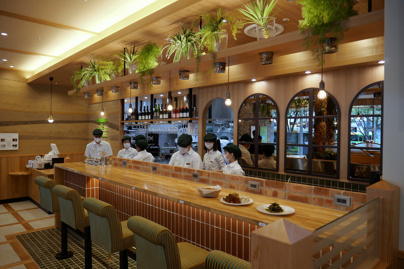 ドリンクやフードは、ソースづくりも含めてすべて店舗内のキッチンで手作りされている