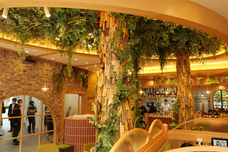 古材を剥がして重ね合わせることで木の皮の風合いを作り出している