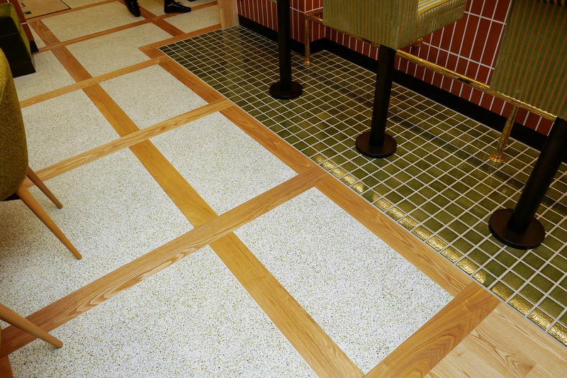 店内の床には不要になったガラス瓶と自然素材を利用したエコタイルを利用