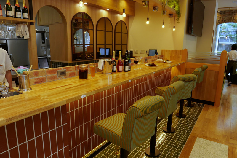 キッチン前のカウンター席