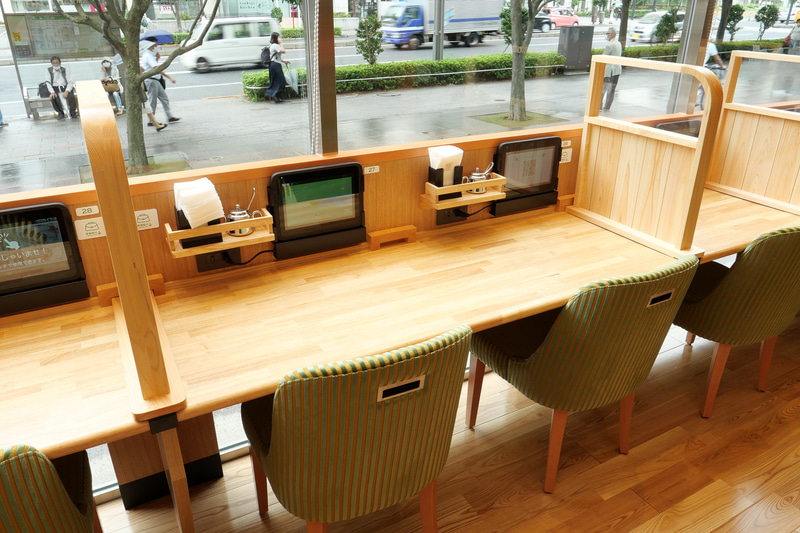 間仕切りは取り外し可能で、2人並んでの利用も可能