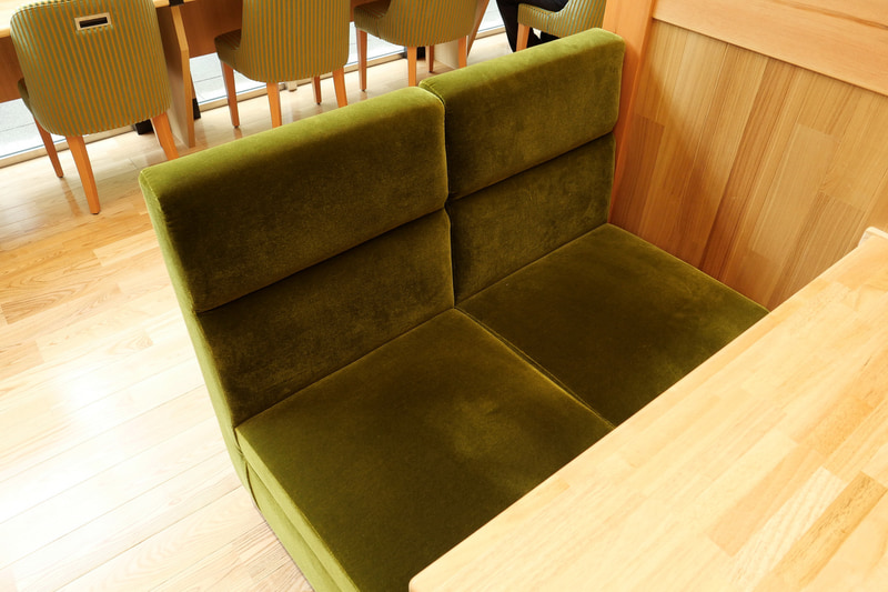 サステナブルや地球環境をイメージした緑のシートを採用