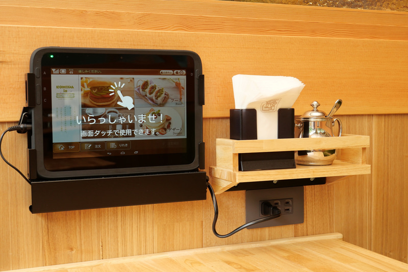 テーブル横には注文用のタブレットや紙ナプキン、砂糖を用意