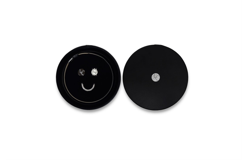 専用のボックスに、フェイス、リングストラップ、ウォッチストラップ、ロゴマークのピンバッジを収める