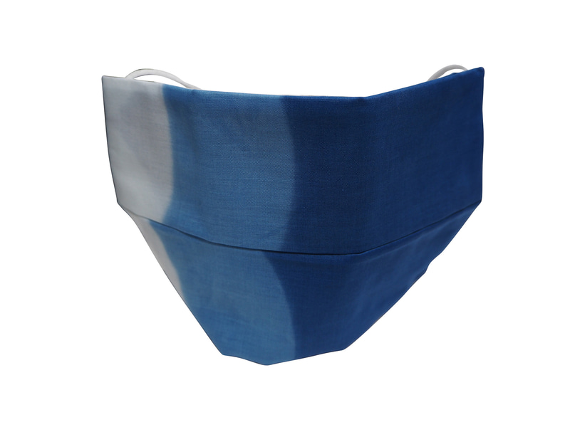 川崎市伝統工芸館では藍染めマスク商品「ハンカチdeマスク」（写真左、1200円）や「藍染め大臣マスク」（写真右、1800円）の販売も行なっている