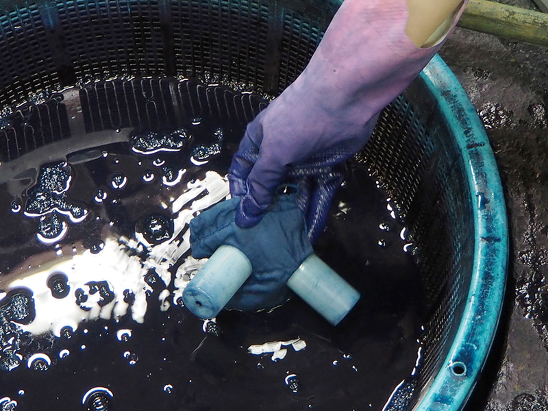 3. 藍の液の中に沈ませ、液を布によくなじませる