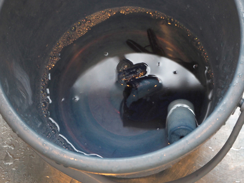 5. 水洗いをし、色留めのため2種類の液にそれぞれ漬け込む