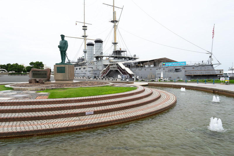 米軍基地横の海沿いに記念館三笠が展示されている三笠公園がある