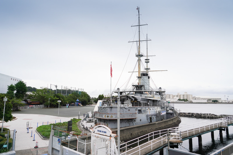 三笠ターミナルからは記念館三笠がよく見える