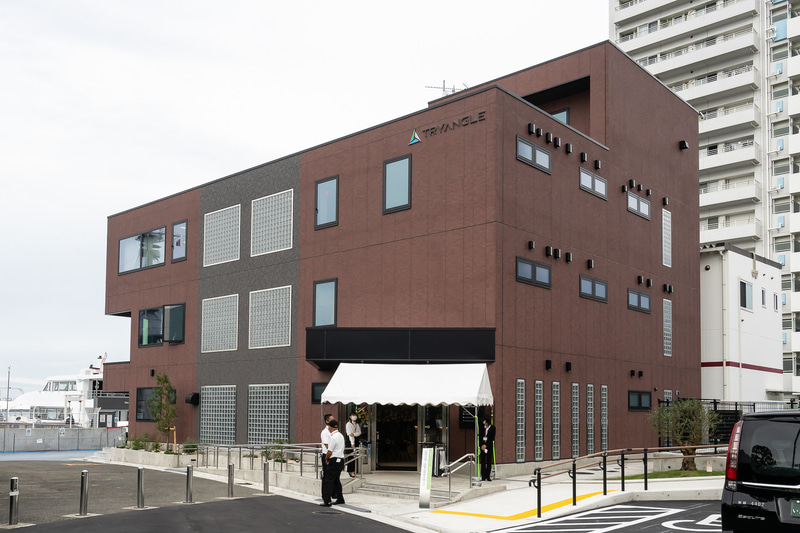 陸側から建物を見たところ。こちらにエントランスがある