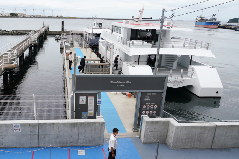 船の発着する「新三笠桟橋」