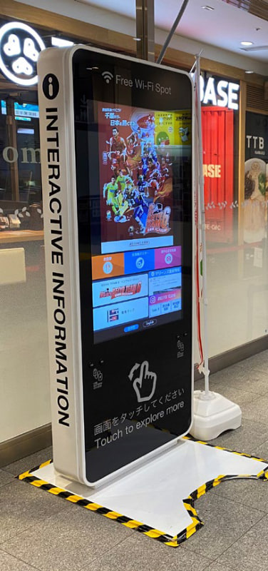 海浜幕張駅改札内のデジタルサイネージ