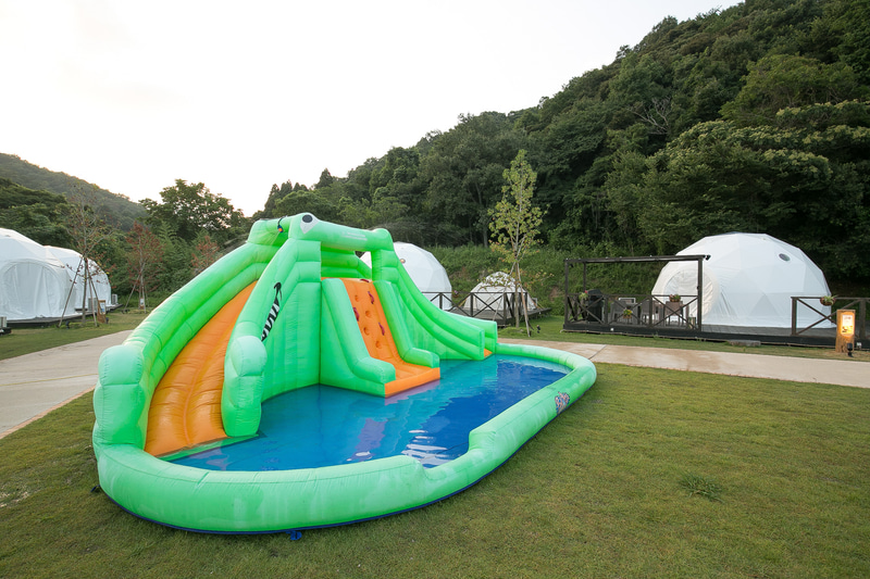 夏には子供向けの大型ビニールプールを設置