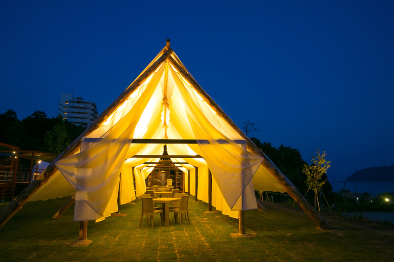 中央区画にはレモンサワーのサーバーを設置したセルフバー