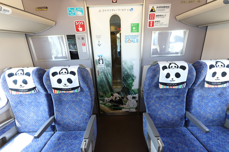 ドア付近に描かれたジャイアントパンダ。1号車のものとは絵柄が異なる