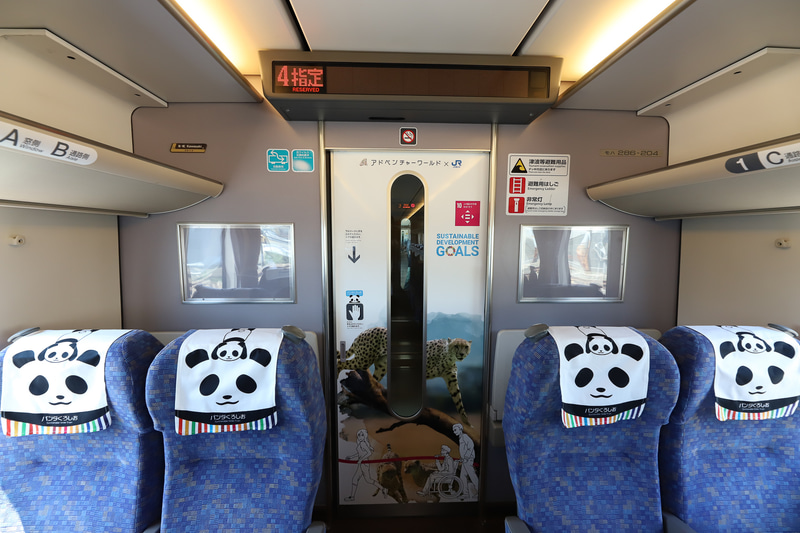 ドアに描かれた動物と人