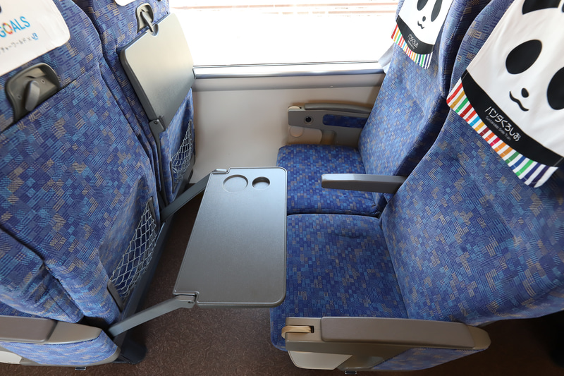 テーブルにA4ファイルサイズのトレーを置いた。ノートPCなども問題なく使える広さだ