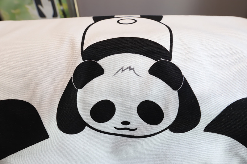 ところどころ、子パンダの頭に前髪が描かれているヘッドカバーもあった