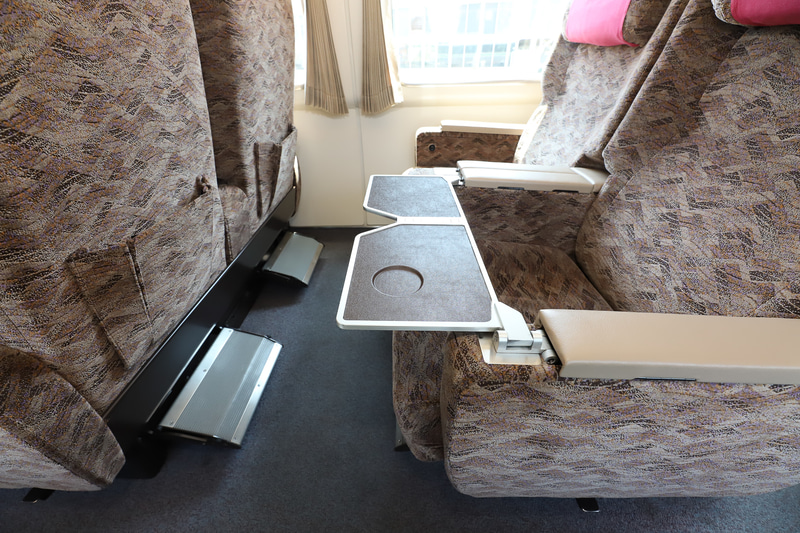 オットマンや広いテーブルは287系のグリーン車そのもの