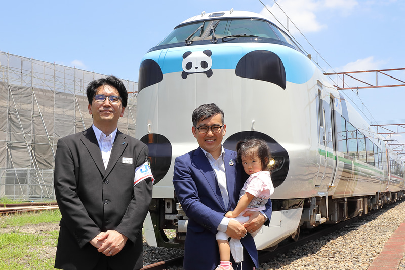 左から、西日本旅客鉄道株式会社 鉄道本部 営業本部 和歌山営業部長 上段貴司氏、株式会社アワーズ 経営企画室 室長 金崎伸一郎氏（と娘さん）