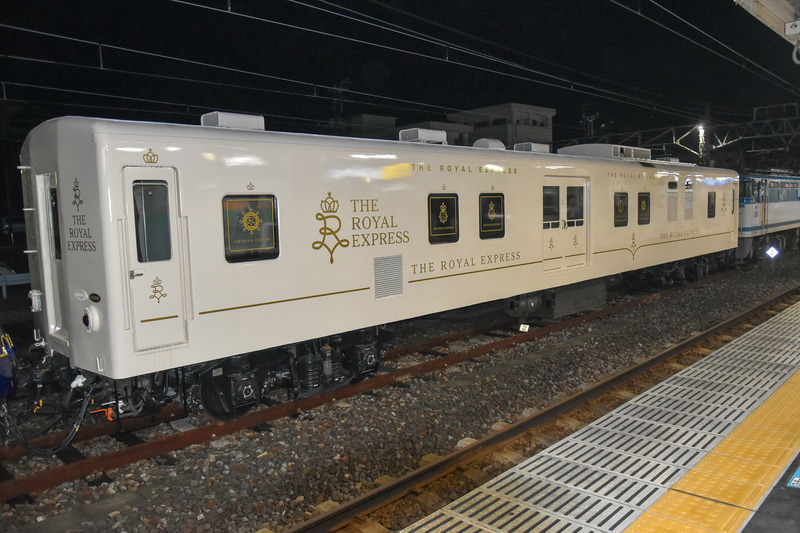 車内サービス用電力を供給する電源車はJR東日本から譲渡