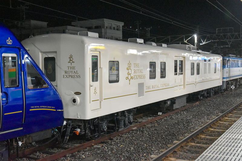 左から「THE ROYAL EXPRESS」、白く塗装された電源車、回送運搬するJR貨物の車両