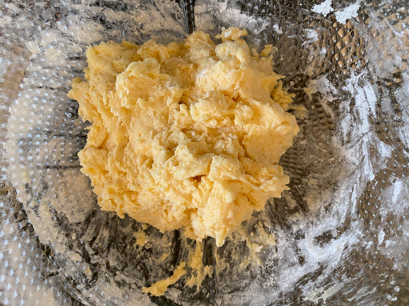 ワイルドに手で混ぜます